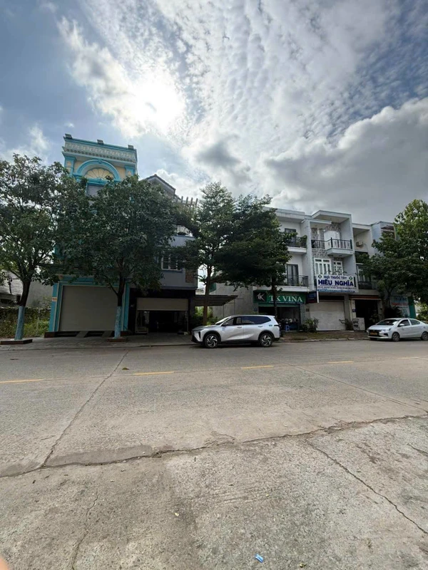 Bán shophouse 95m2 mặt tiền Dĩ An, 3 tầng, 9 tỷ