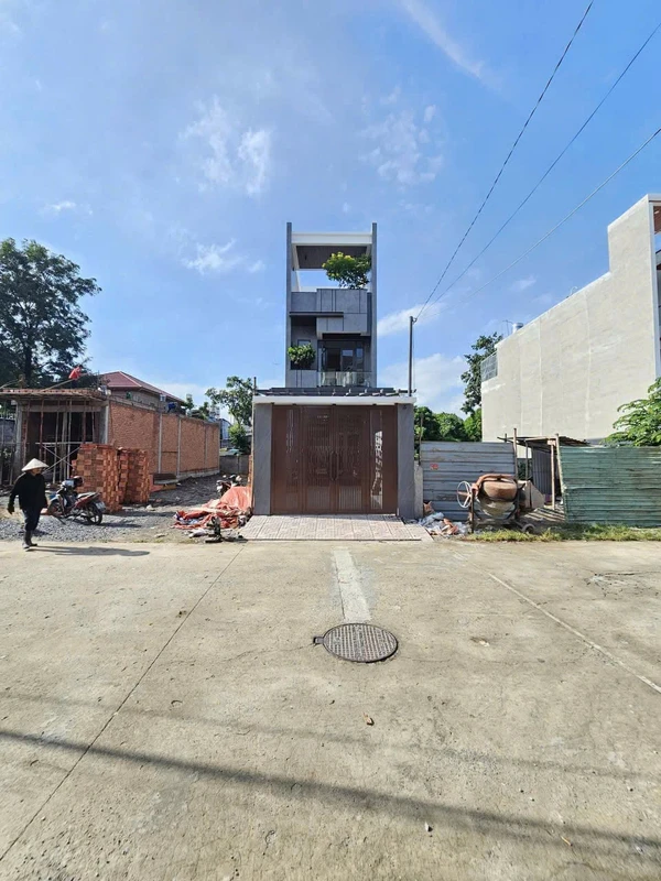 Bán nhà mới hoàn công 100,6m² 6 tỷ 900, Dĩ An