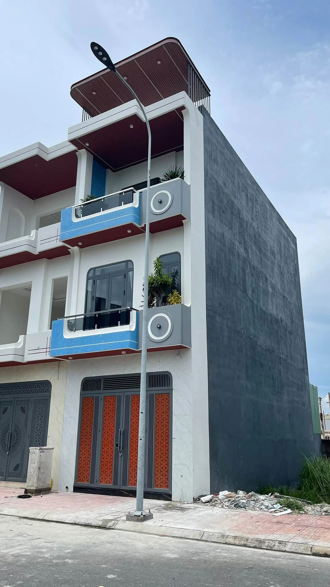 Bán nhà 1 trệt 2 lầu 70m² full nội thất Phường An Phú, Thuận An, Bình Dương - 5,25 tỷ - Ảnh 1