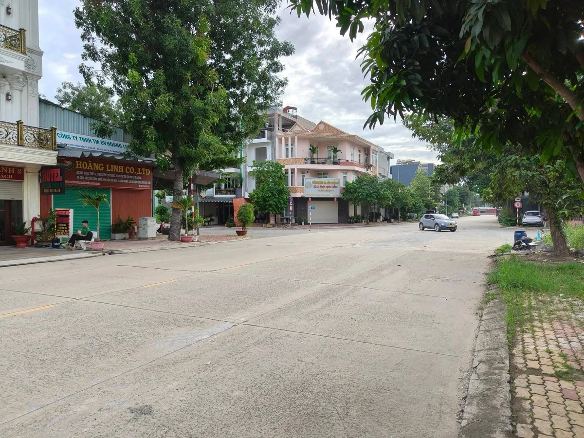 Bán gấp lô đất thổ cư 100m2 đường D1 khu The Mail Vincom Dĩ An, giá 5,9 tỷ - Ảnh thu nhỏ 3
