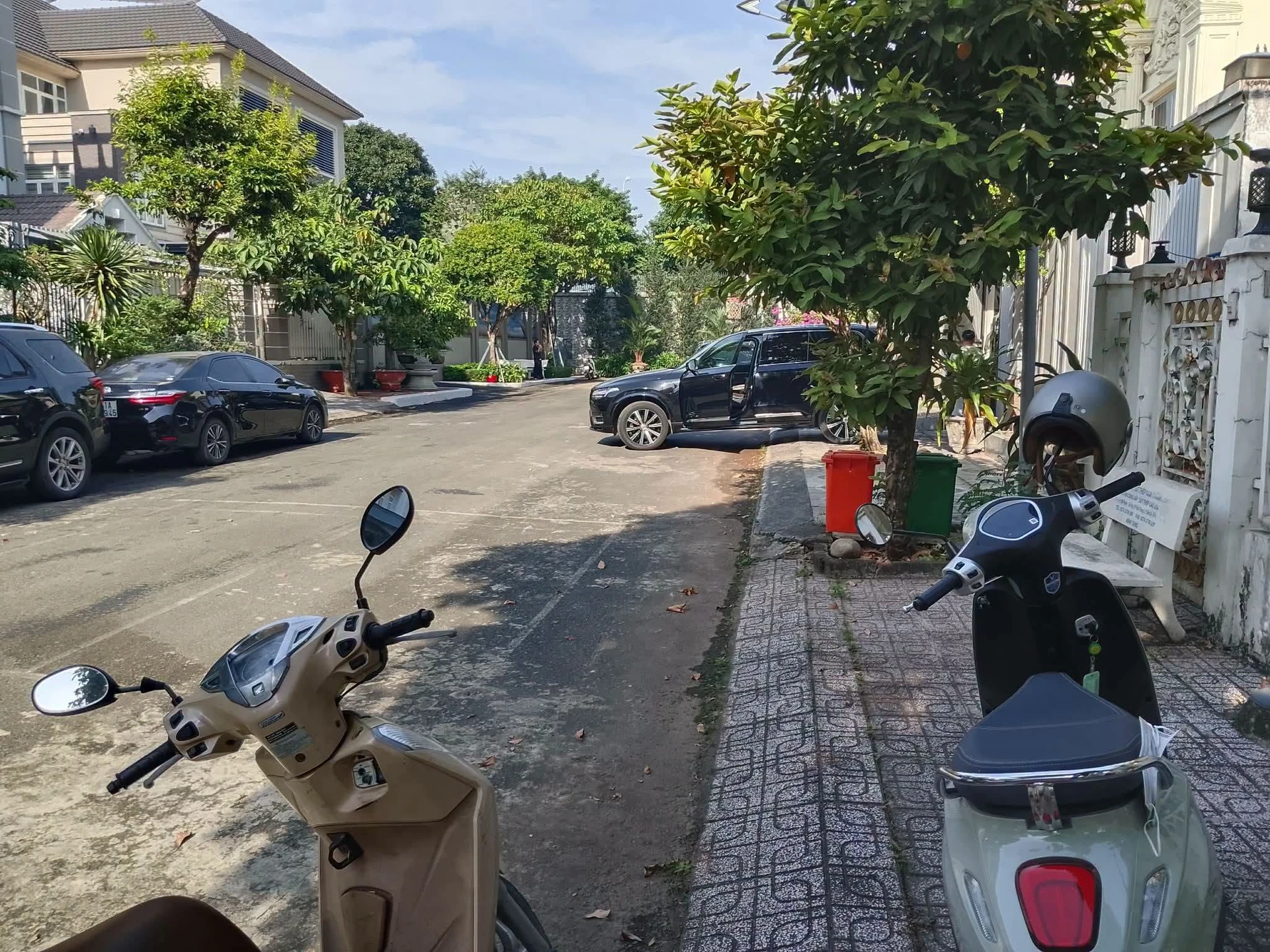 Bán villa 3 tầng 226m2 khu biệt thự Hoàng Gia, trung tâm hành chính Dĩ An, giá 25 tỷ - Ảnh 1