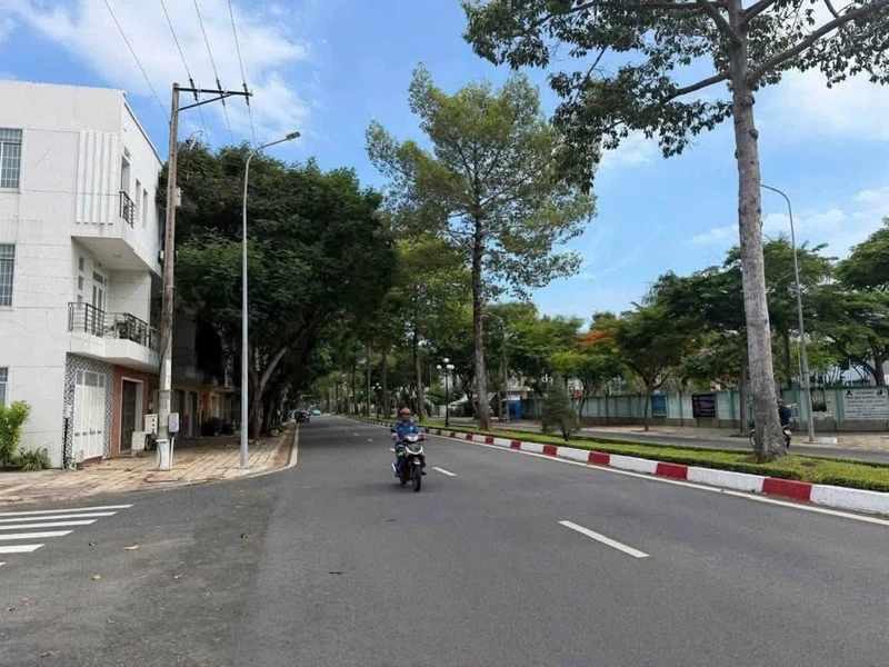 Bán nhà 1 trệt 2 lầu mặt tiền Nguyễn Tất Thành, 100m², Bà Rịa