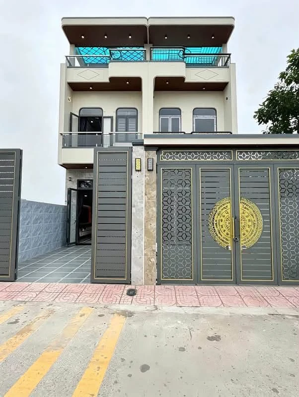 Bán nhà liền kề 3PN 100m² nội thất cao cấp Dĩ An Bình Dương - Ảnh 1