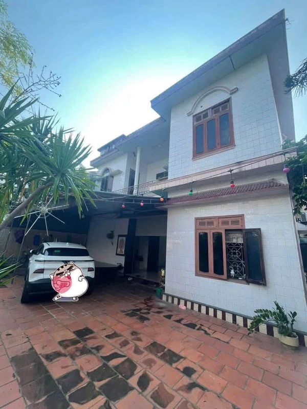 Cho thuê nhà 2 tầng 4 phòng ngủ 140m² bên Hồ Sỹ Tần