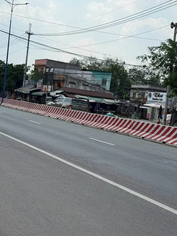 Bán nhà mái Thái 500m2 mặt tiền QL13 Bàu Bàng