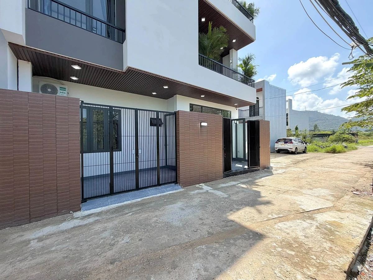 Bán nhà 3 tầng 4PN 90m² K584 Tôn Đản gần bến xe Đà Nẵng - Ảnh 1