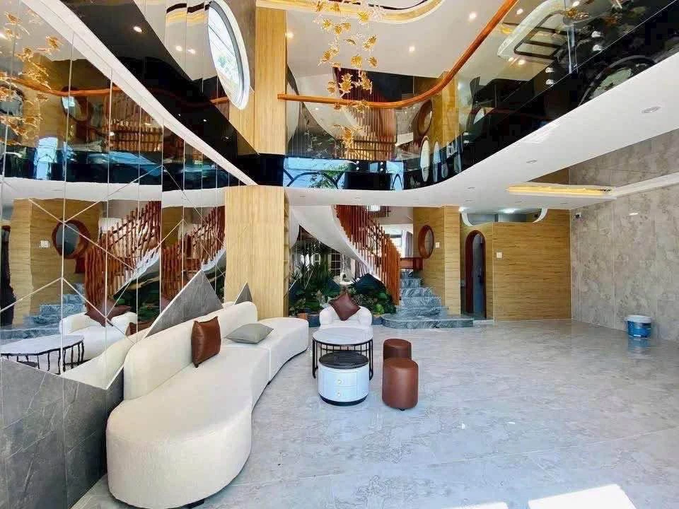 Bán nhà 4 PN, 220m² mặt tiền Hoàng Văn Thụ, Quy Nhơn, 7,3 tỷ - Ảnh thu nhỏ 2
