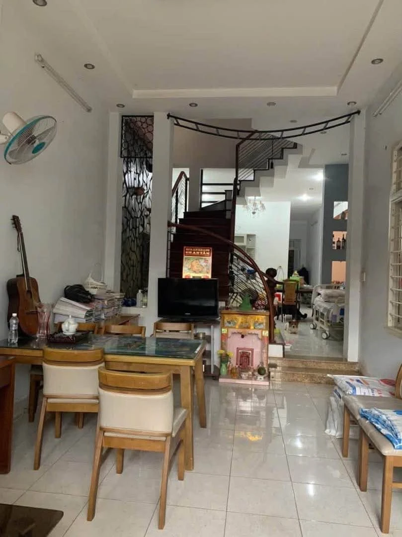Bán nhà mặt tiền Y Moan 4,7x24m, 1 trệt 1 lửng, 3 phòng ngủ, giá 10,7 tỷ - Ảnh thu nhỏ 2