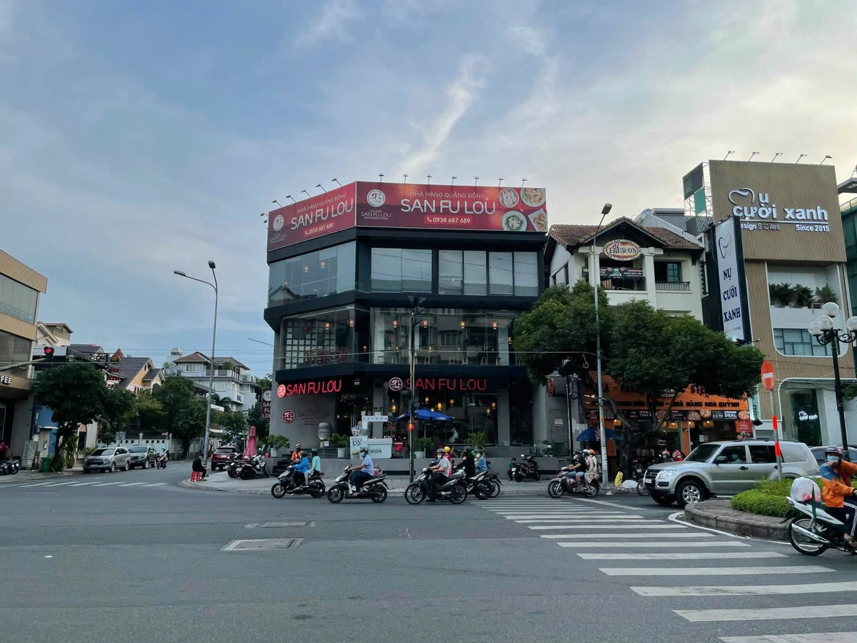 Bán shophouse góc 2 mặt tiền Phan Xích Long, 243.5m² - Ảnh 1