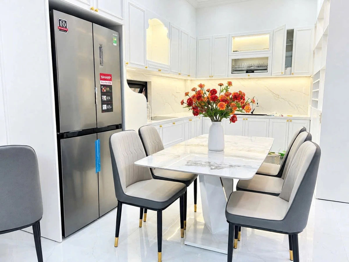 Nhà 3 tầng tân cổ điển 200m2, 4 PN, full nội thất 4,1 tỷ - Ảnh thu nhỏ 4