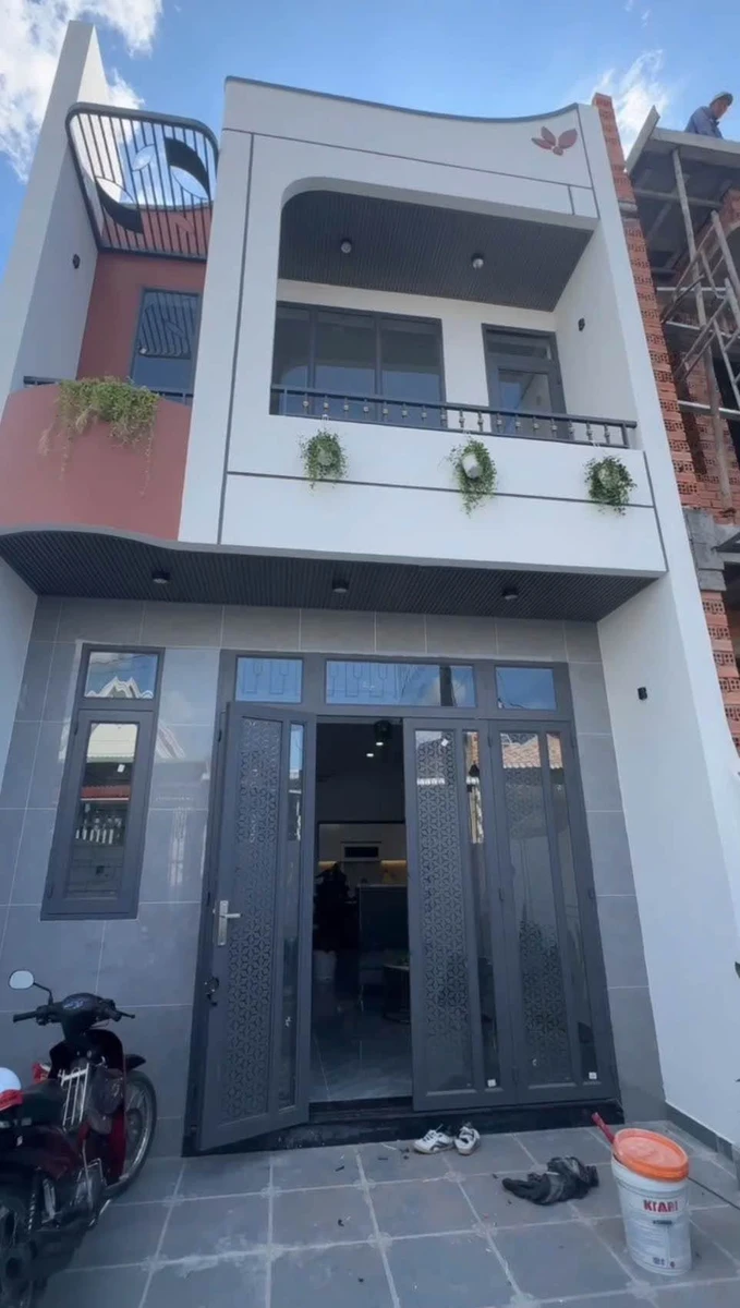 Bán nhà 1 trệt 1 lầu 105m², 3PN, 2WC, giá 2,4 tỷ, Hóc Môn - Ảnh 1
