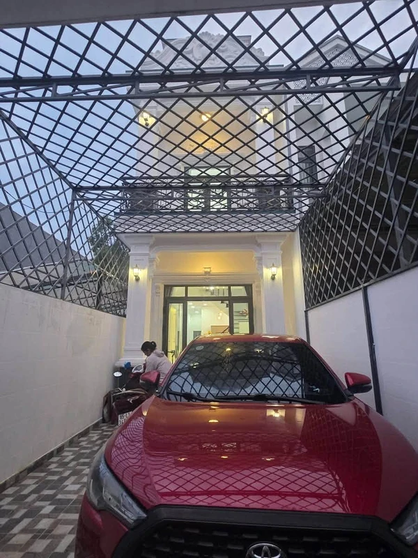 Bán gấp nhà 1 trệt 1 lầu 93.9m2, 4 phòng ngủ, full nội thất tại Phú Hòa, Thủ Dầu Một