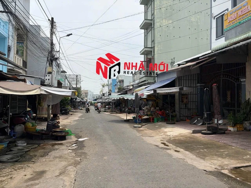 Bán nhà 1 trệt 1 lầu mặt tiền ngang 8m đường Trần Văn Ơn, gần chợ Phường 8, Cà Mau