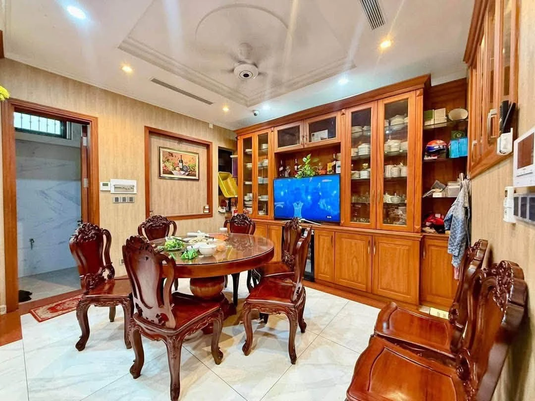 Bán nhà mặt tiền đường 32m 150m2 ngang 7.5m hầm 4 tầng 5PN gần sân bay Tân Sơn Nhất - Ảnh thu nhỏ 3