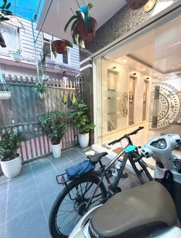 Bán nhà phố 60m² 4 tầng sân cổng phố Trung Hành