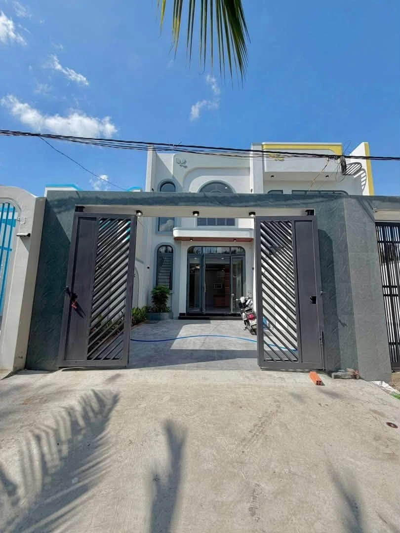 Bán nhà mới xây 5x22m sổ hồng riêng, tặng nội thất, giá 1,5 tỷ, phường Tân Triều - Ảnh 1