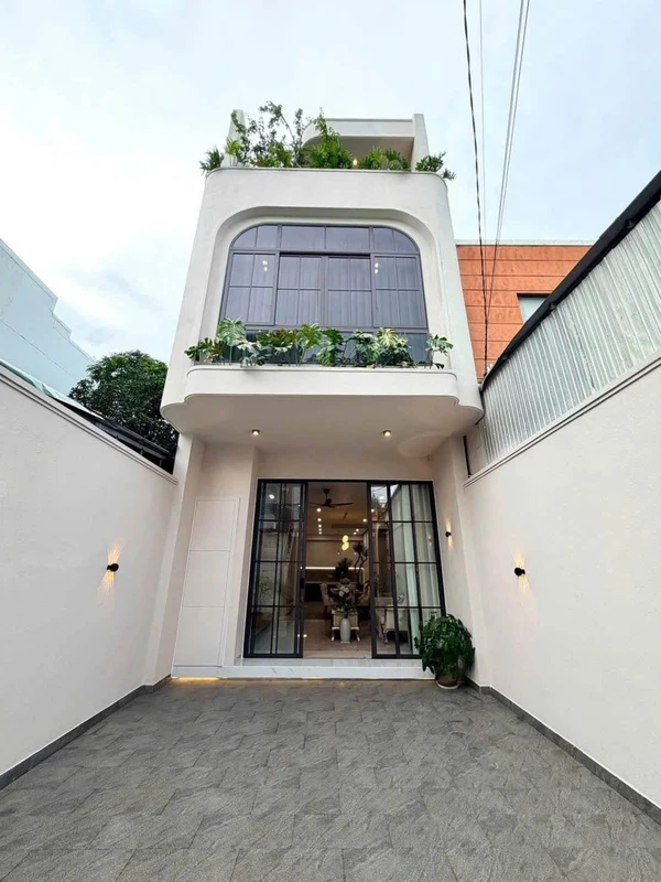 Bán nhà mặt tiền Xuân Diệu 4,7x18m, 4PN, full nội thất, giá 8,39 tỷ, Buôn Ma Thuột