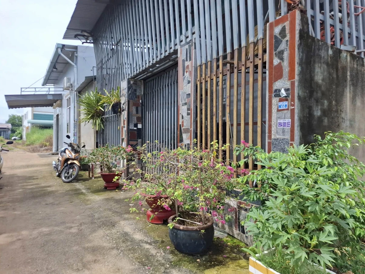 Bán nhà 100m2, 2 phòng ngủ tại Đồng Xoài - 1 tỷ 90 triệu - Ảnh thu nhỏ 2