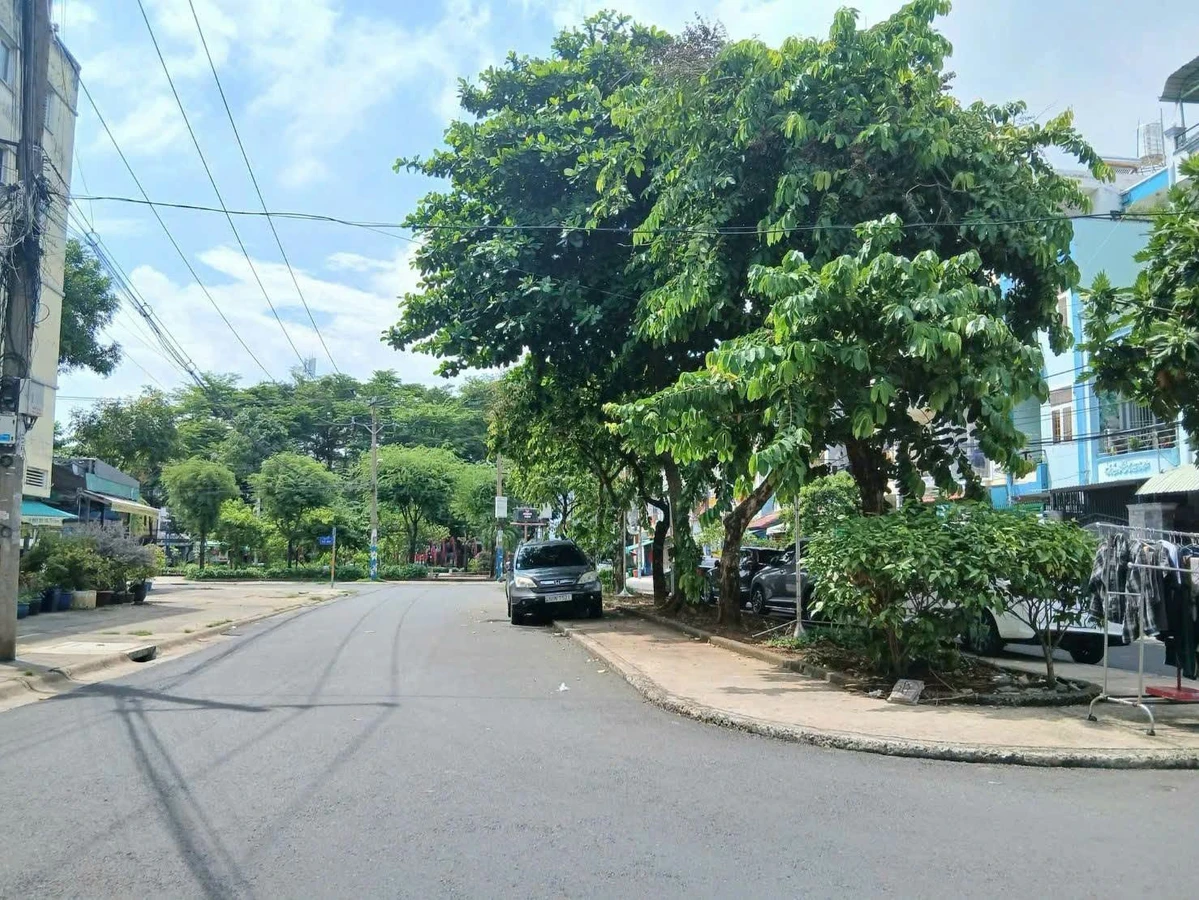 Bán biệt thự mặt tiền 2 tầng 354m2 có hồ bơi, Phước Bình, Thủ Đức, giá 31 tỷ - Ảnh 1