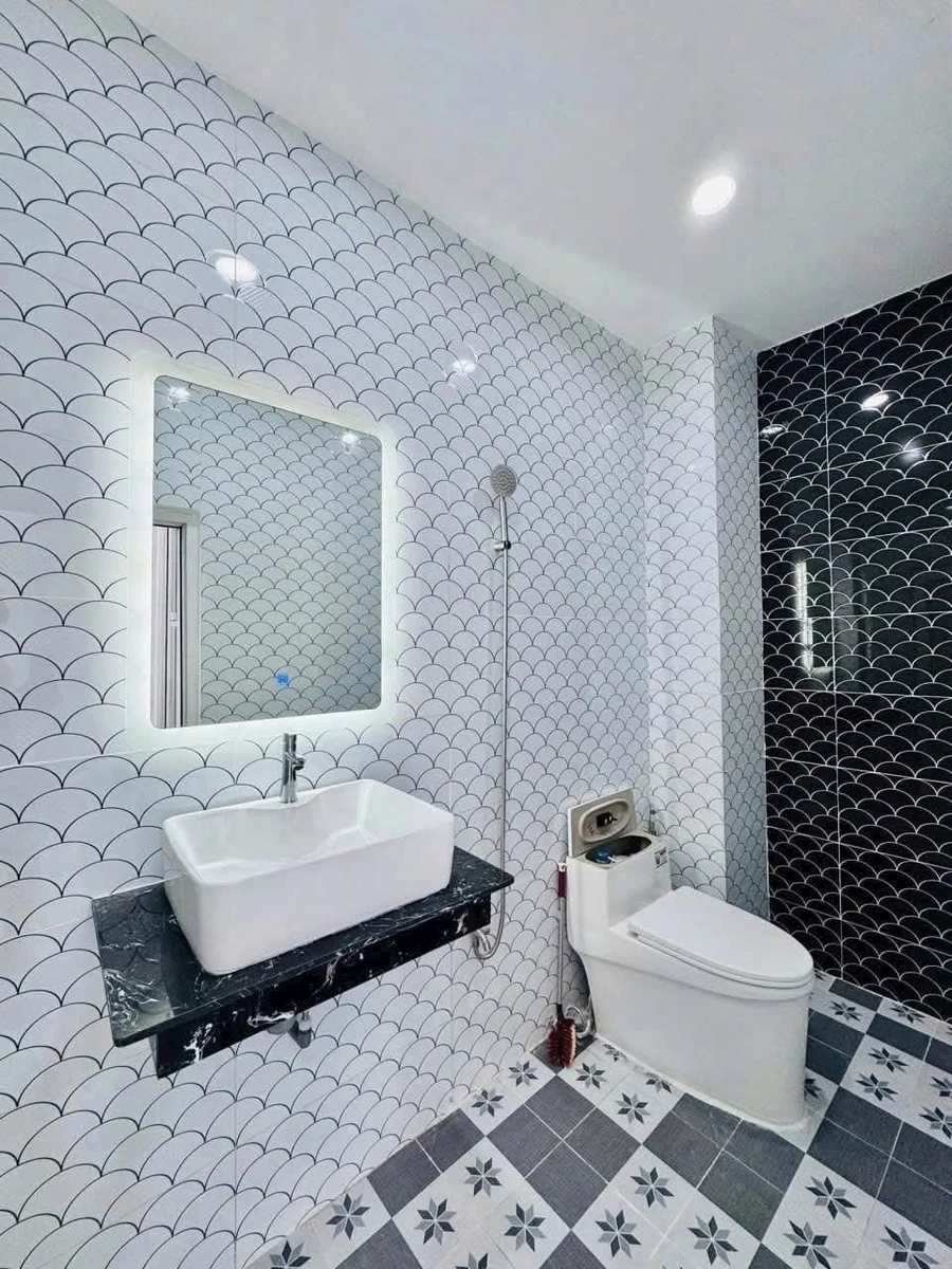 Bán nhà mặt tiền Chu Huy Mân 90m2, 3 PN, 2 WC, giá 2,4 tỷ - Ảnh 1