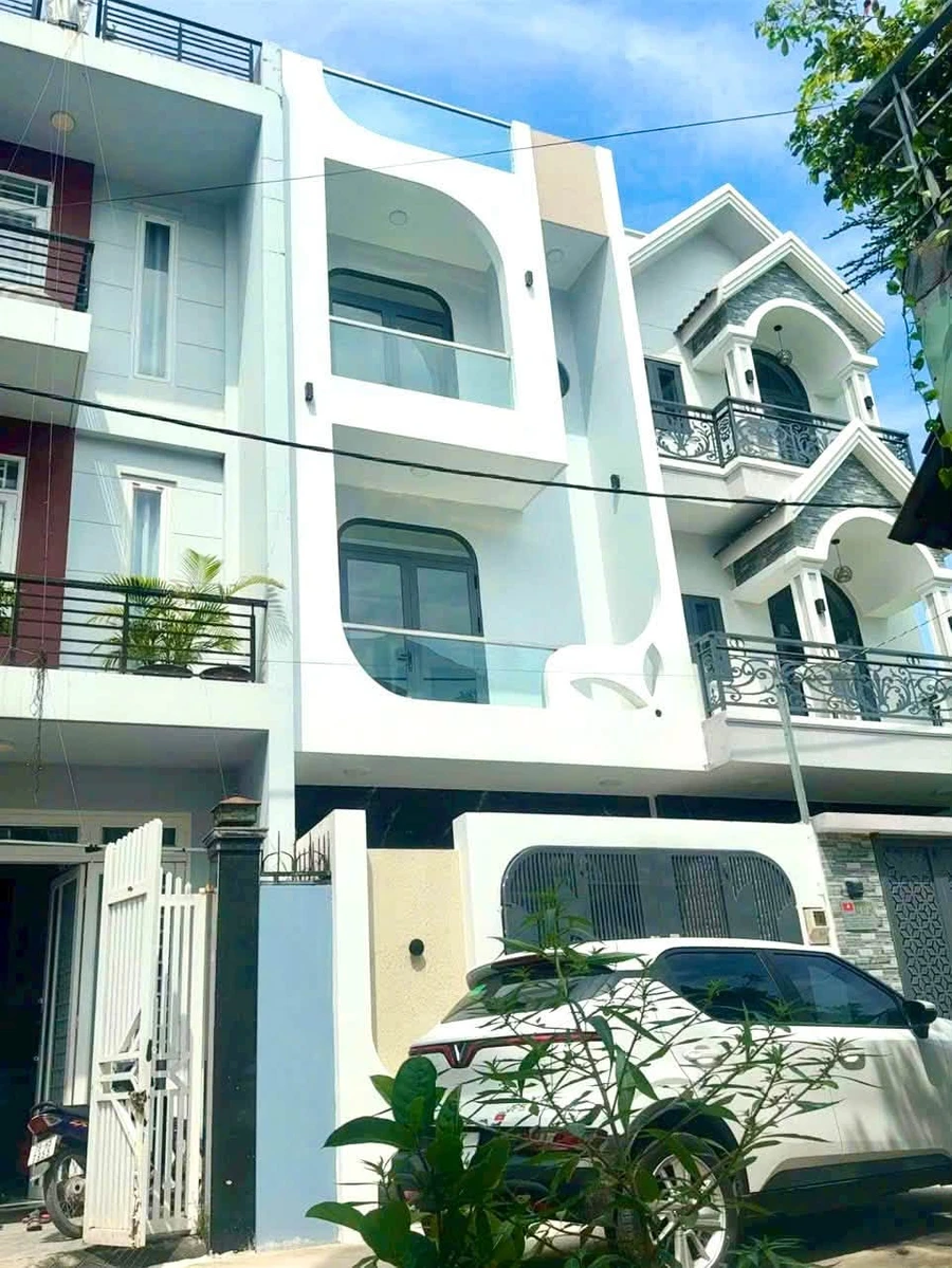 Bán nhà 4 PN, ful nội thất, 200m2, đường Nguyễn Xiển, Quận 9 - Ảnh 1