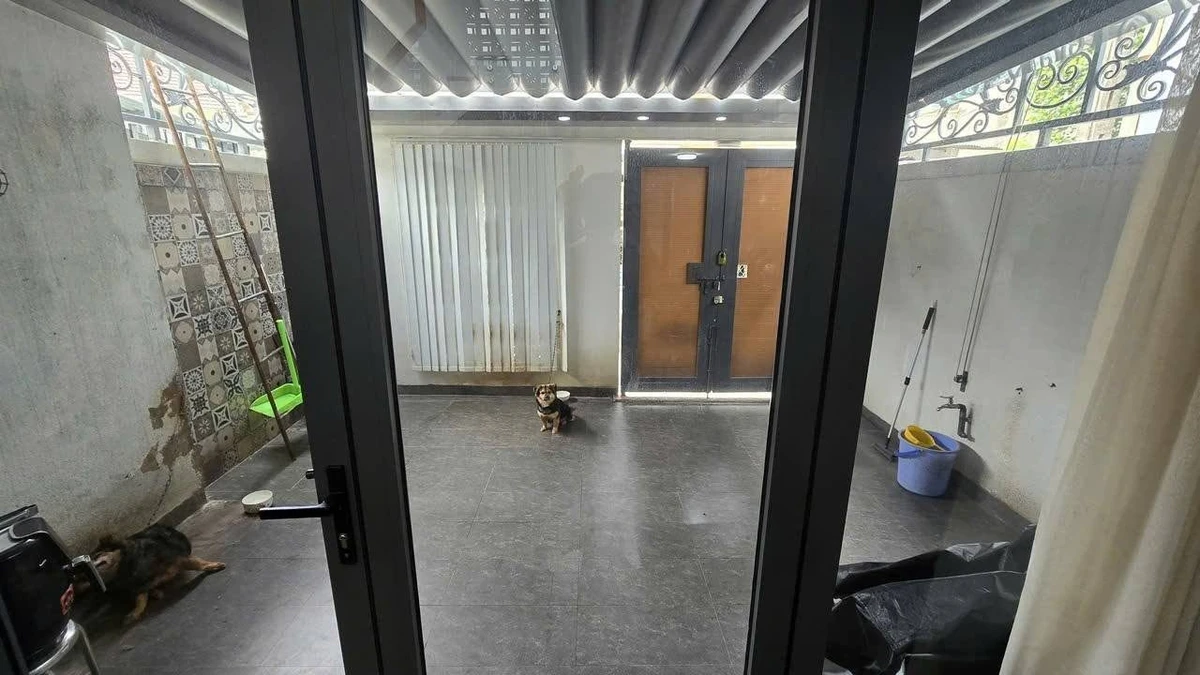 Bán nhà phong cách hiện đại 65m2, 2 phòng ngủ, gần Văn Hoa Villa, 2.99 tỷ - Ảnh 1