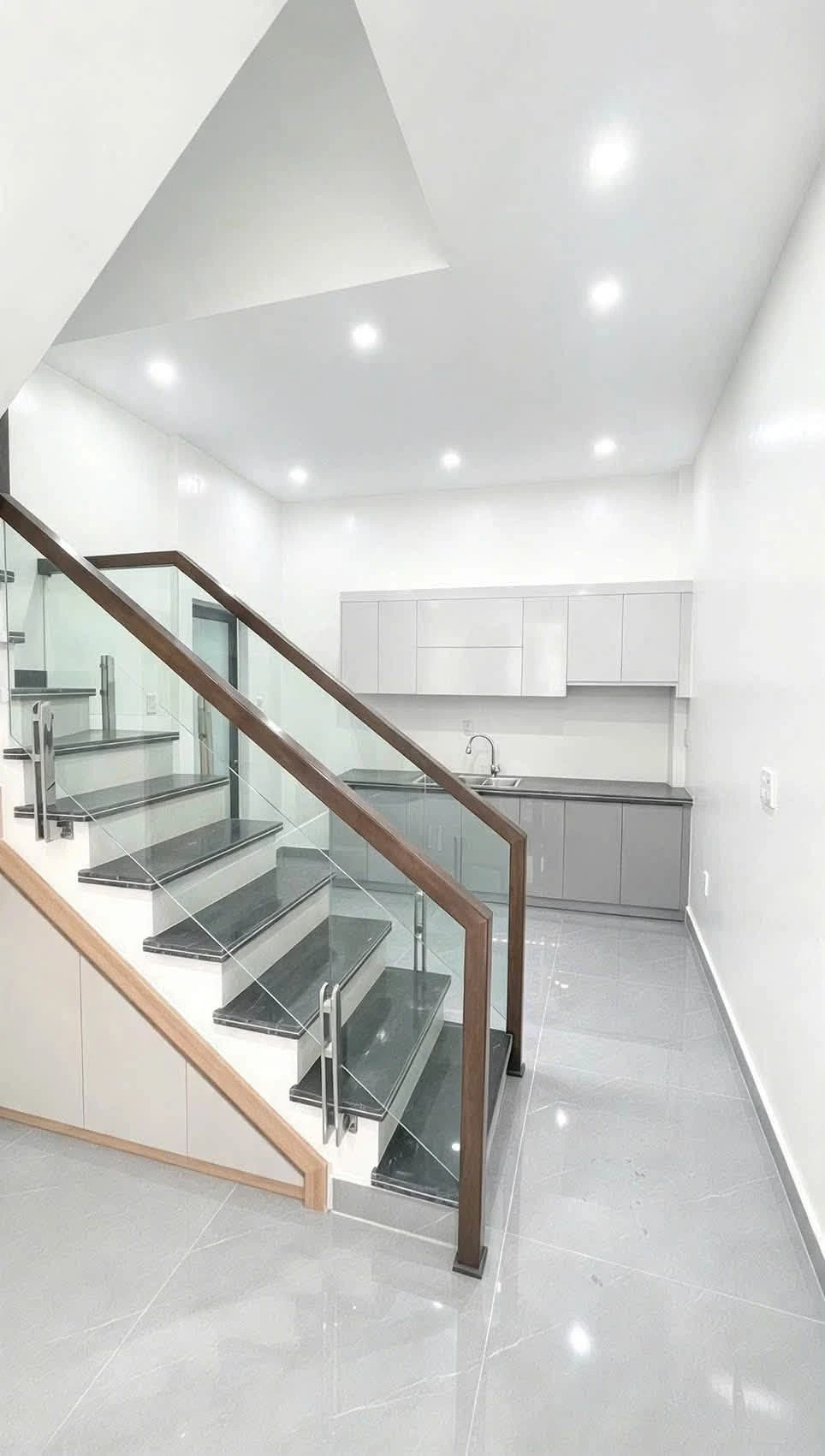 Bán nhà 4 phòng ngủ 31m2 Tôn Đức Thắng Quận 1 - Ảnh 1