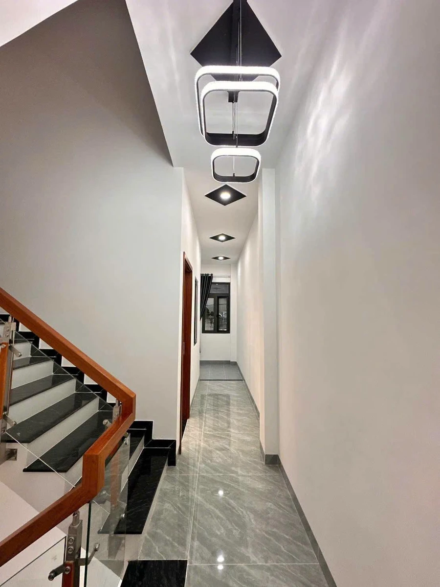 Bán nhà 1 trệt 2 lầu 60m² trung tâm Dĩ An, 4PN, giá 5,8 tỷ - Ảnh thu nhỏ 3
