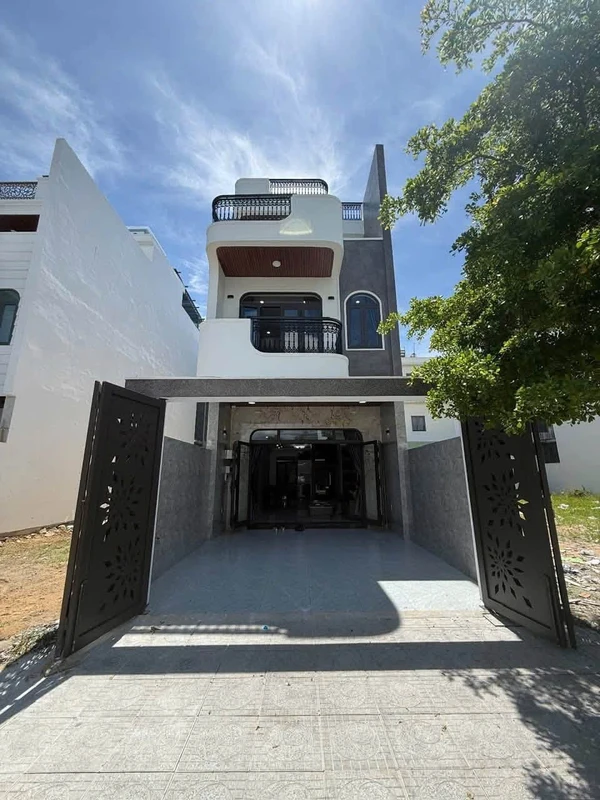 Bán nhà 3 tầng 100m² thang máy cảm ứng Nha Trang 9,35 tỷ