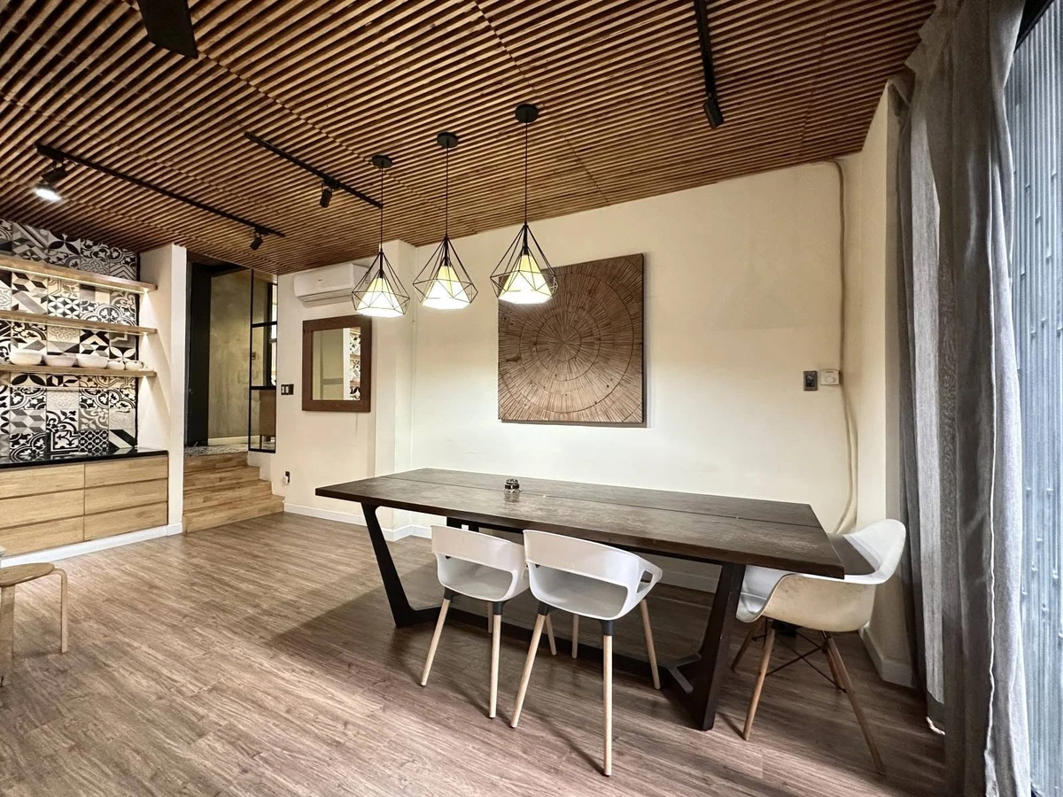 Bán nhà góc Quận 1, 52m² - 3PN, nội thất gỗ - Ảnh 1