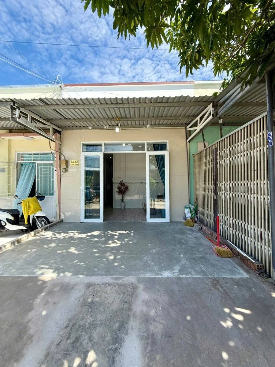 Bán nhà 2 phòng ngủ 69.5m² gần chợ 30/4 Bình Chánh 1.39 tỷ - Ảnh 1
