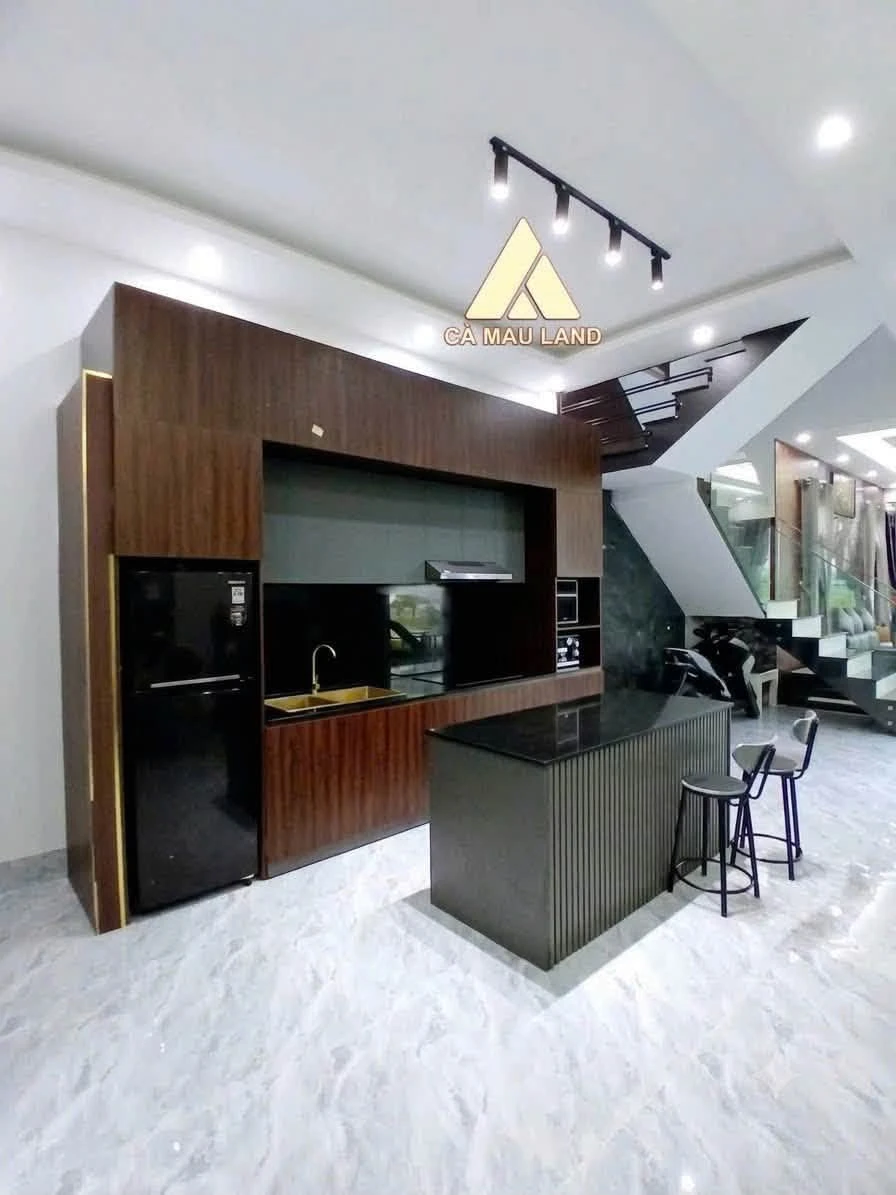 Nhà 2 lầu 100m² hiện đại, 3 phòng ngủ, giá 3 tỷ Cà Mau - Ảnh thu nhỏ 2