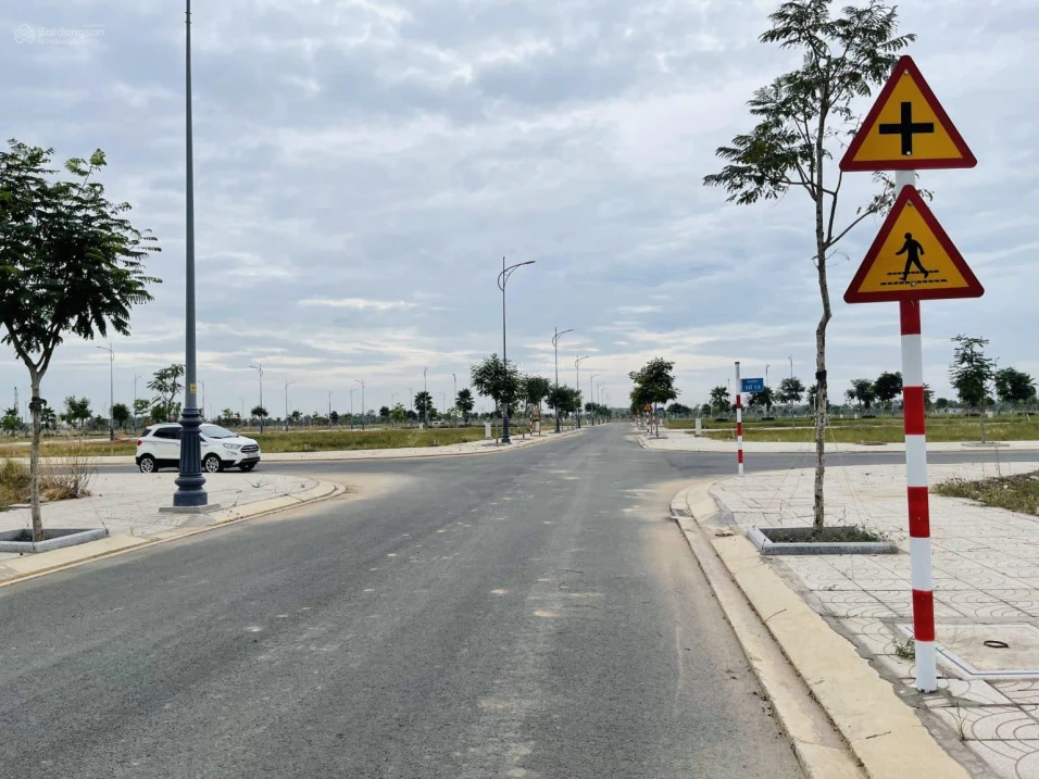 Nền Hưng Vượng 100m2 đối diện công viên giá chỉ 1,8 tỷ bao sang tên, sổ sẵn công chứng ngay - Ảnh thu nhỏ 2