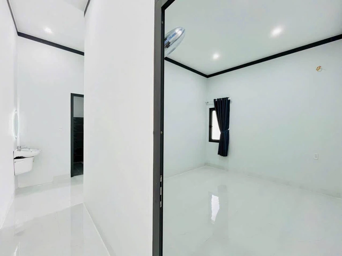 Bán nhà liền kề 8x14m, 2 phòng ngủ, sân ô tô, giá 1 tỷ 280 triệu gần ngã 3 Duy Hoà - Ảnh thu nhỏ 2
