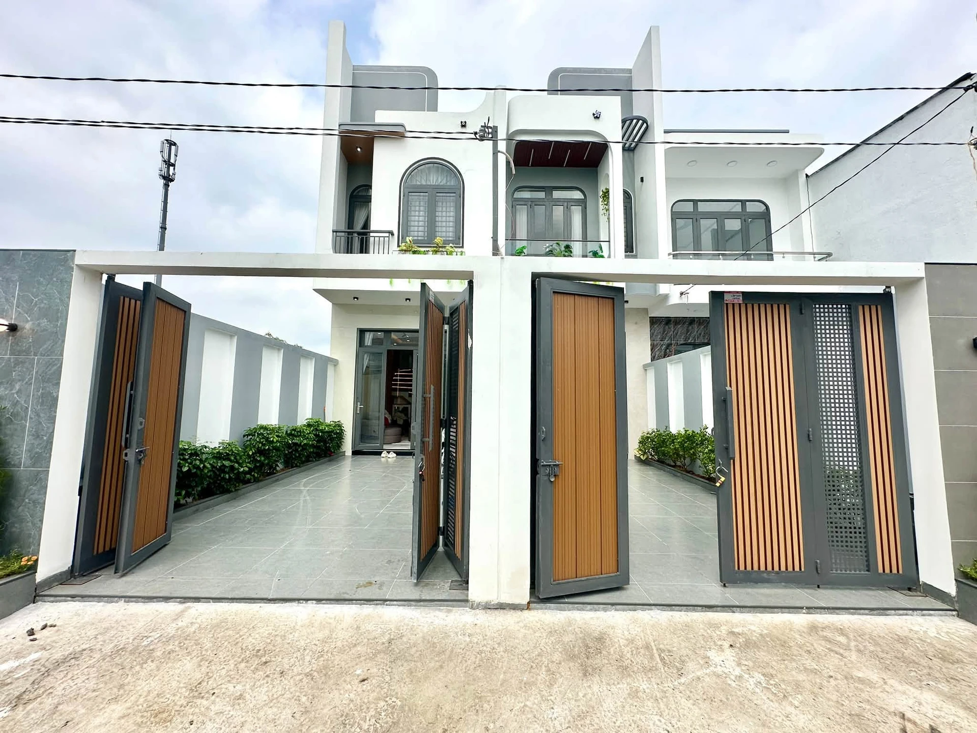 Bán nhà 1 trệt 2 lầu 4x24m full nội thất gần ngã 3 Tân Kim, Cần Giuộc giá 2,7 tỷ - Ảnh 1