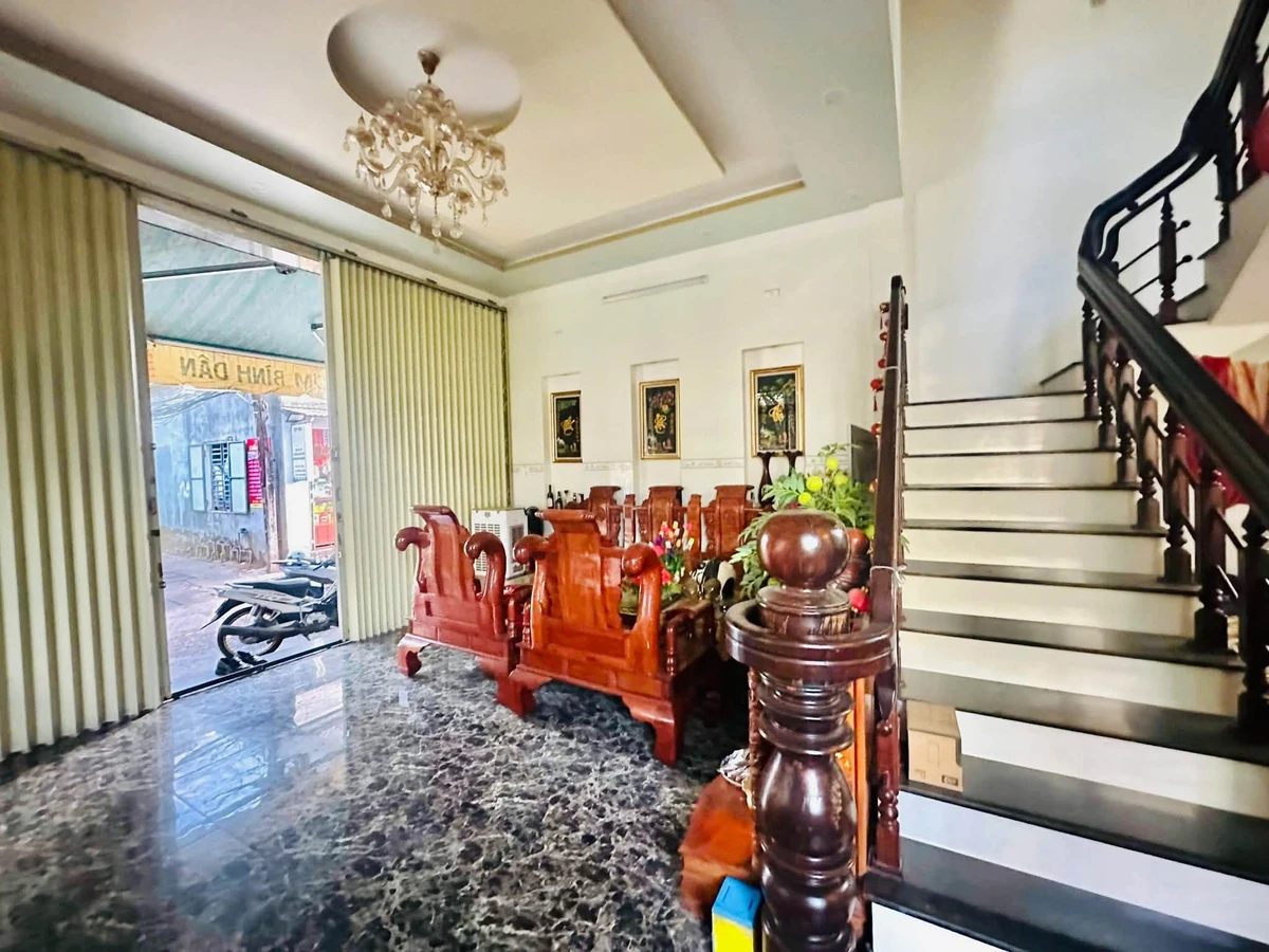 Bán nhà 3 tầng 102m² dưới 3 tỷ Quang Trung - Ảnh 1
