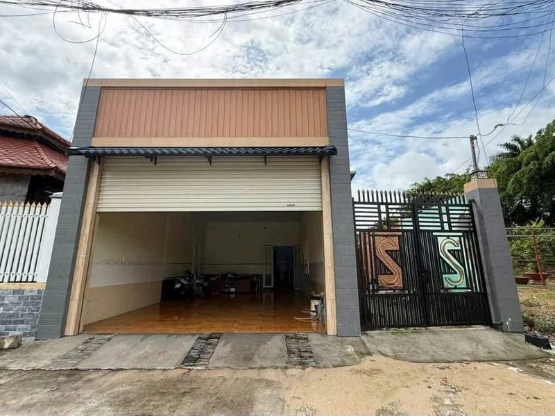 Bán nhà mặt tiền Quốc lộ 13 300m2 ở kinh doanh 6 tỷ