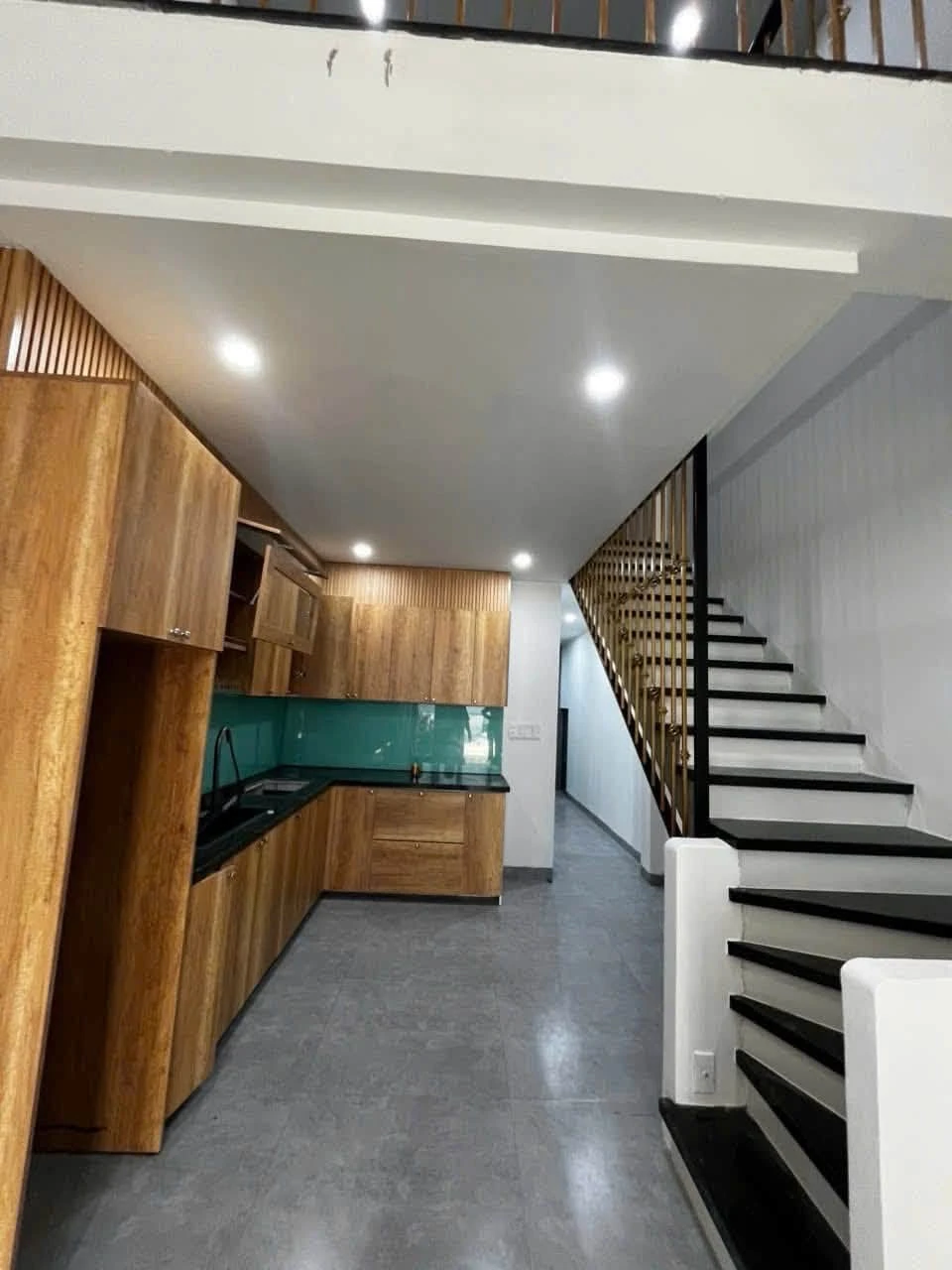 Bán nhà 2 tầng 60m² gần biển Mỹ Khê, Đà Nẵng, 2PN full nội thất - Ảnh 1