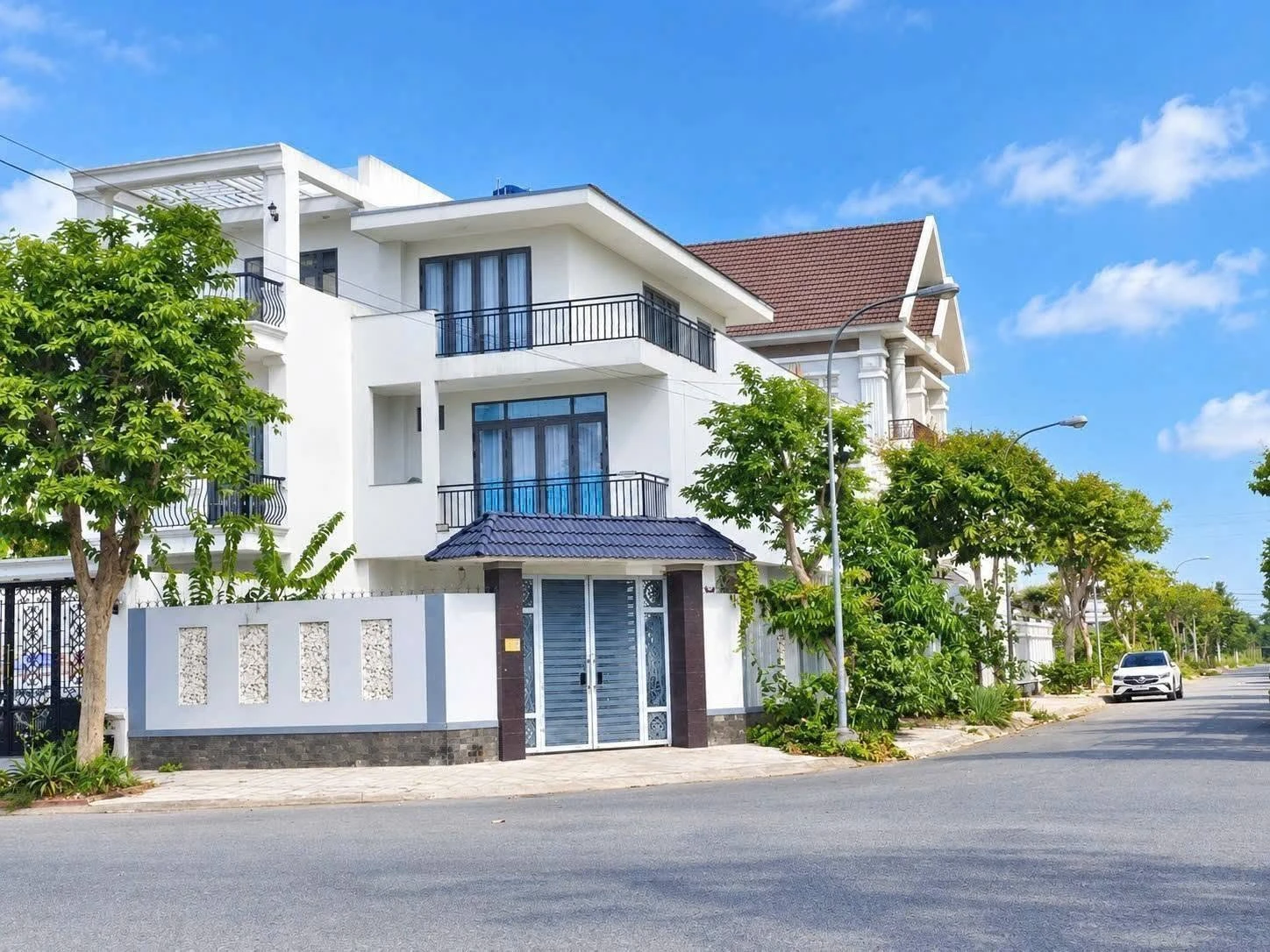 Bán nhà 3 tầng 205m2, 5PN, Khu Sao Mai - Ảnh 1