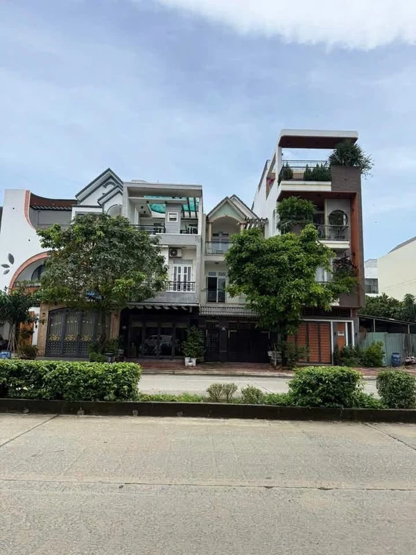 Bán shophouse mặt tiền 32m, 100m2, 3 tầng, Dĩ An