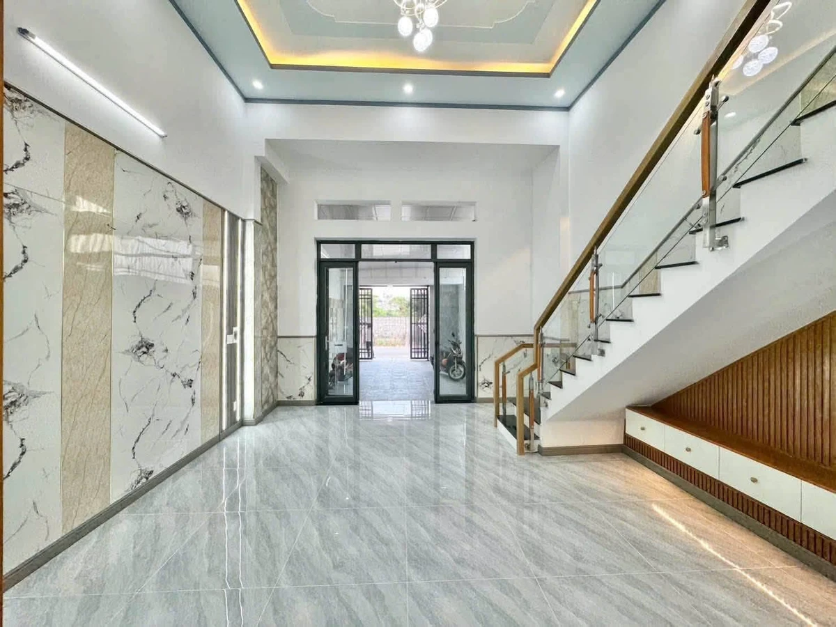 Bán nhà cấp 4 gác lửng mặt tiền đường Vũng Việt, Dĩ An, Bình Dương, 123m2, hơn 5 tỷ - Ảnh 1