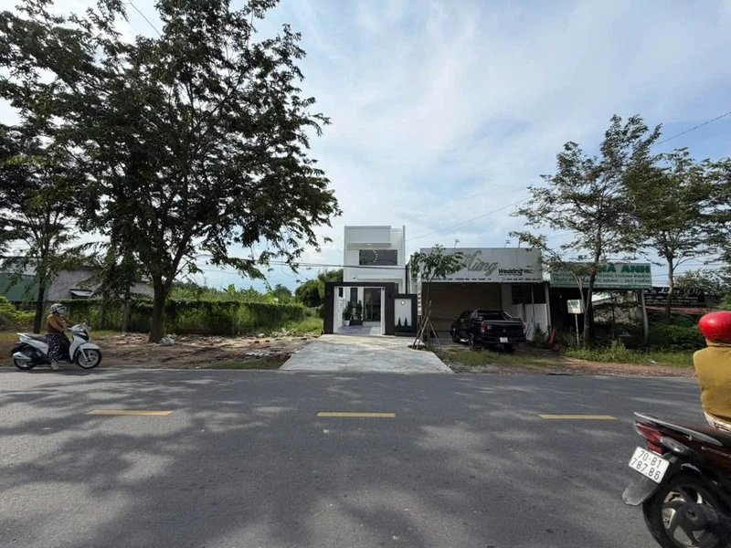 Bán nhà mặt tiền Nguyễn Văn Linh 5x23m, 3PN, 3WC, giá 2,39 tỷ tại Long Hoa, Tây Ninh