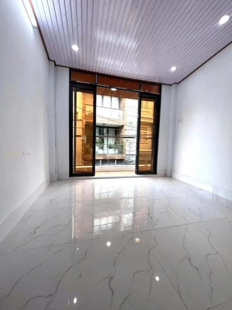 Bán nhà 2 tầng 22m2, 2PN, hẻm xe tải đường Lạc Long Quân, Quận 11 - Ảnh 1