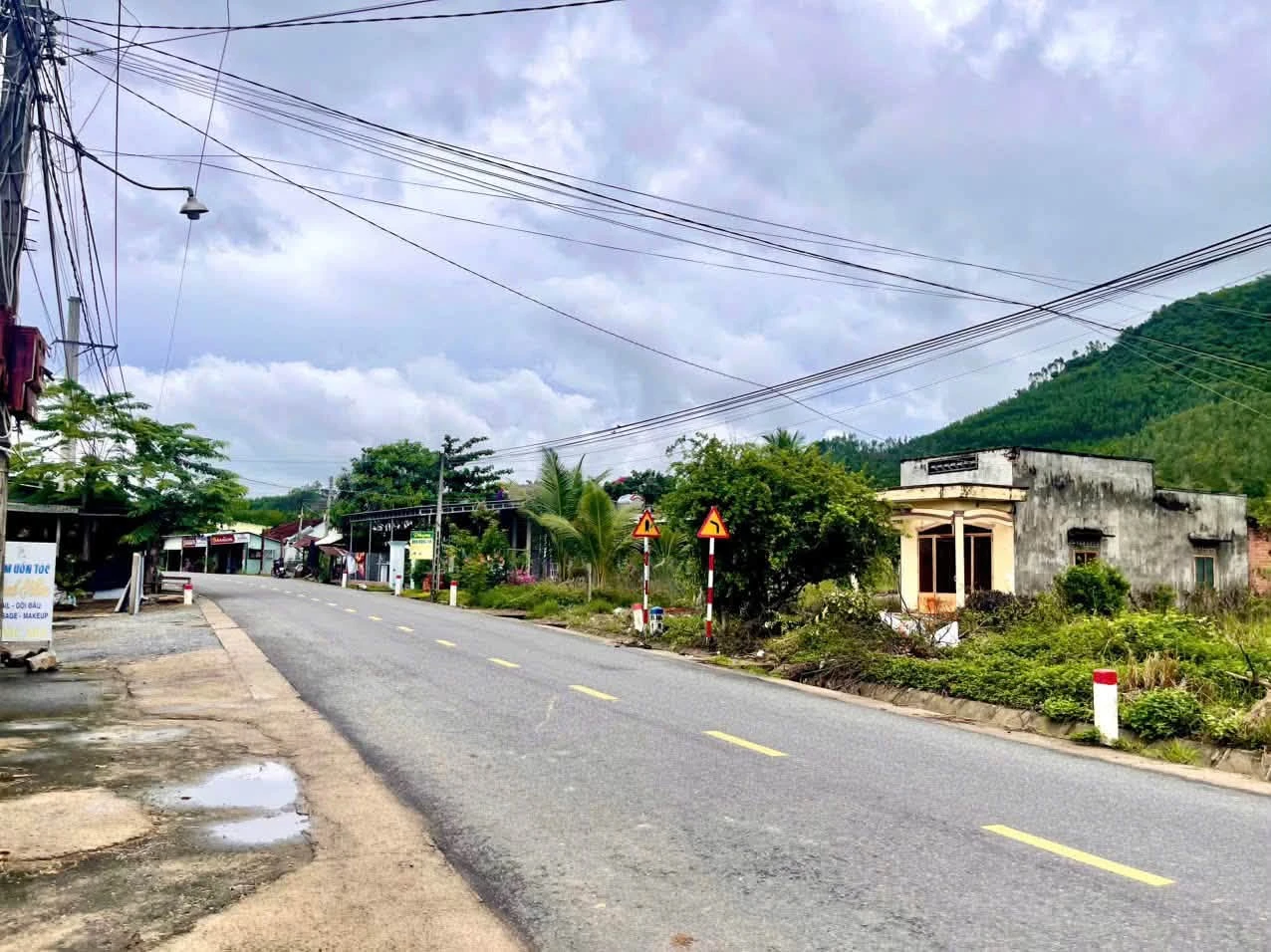 Bán đất 1.300 m2 có nhà cấp 4 gần Nguyễn Thị Đinh 4ty350 - Ảnh 1