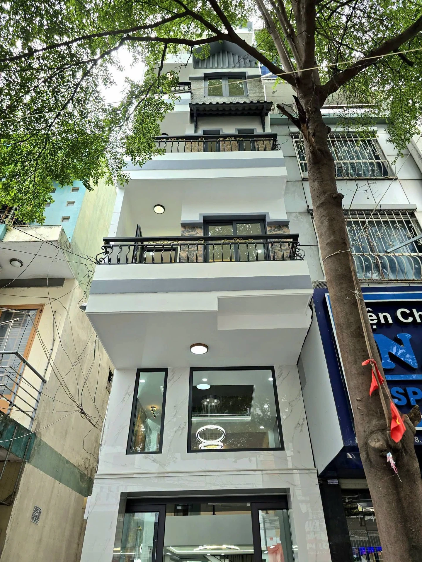 Bán nhà 5 tầng 44,6m2 hẻm 12m đối diện công viên Lê Thị Riêng, Cách Mạng Tháng Tám, Quận 3 - Ảnh 1