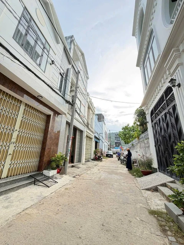 Bán nhà 3 tầng 40m2, 2PN 2WC gần chợ Phú Tài, Phường Bùi Thị Xuân, Quy Nhơn