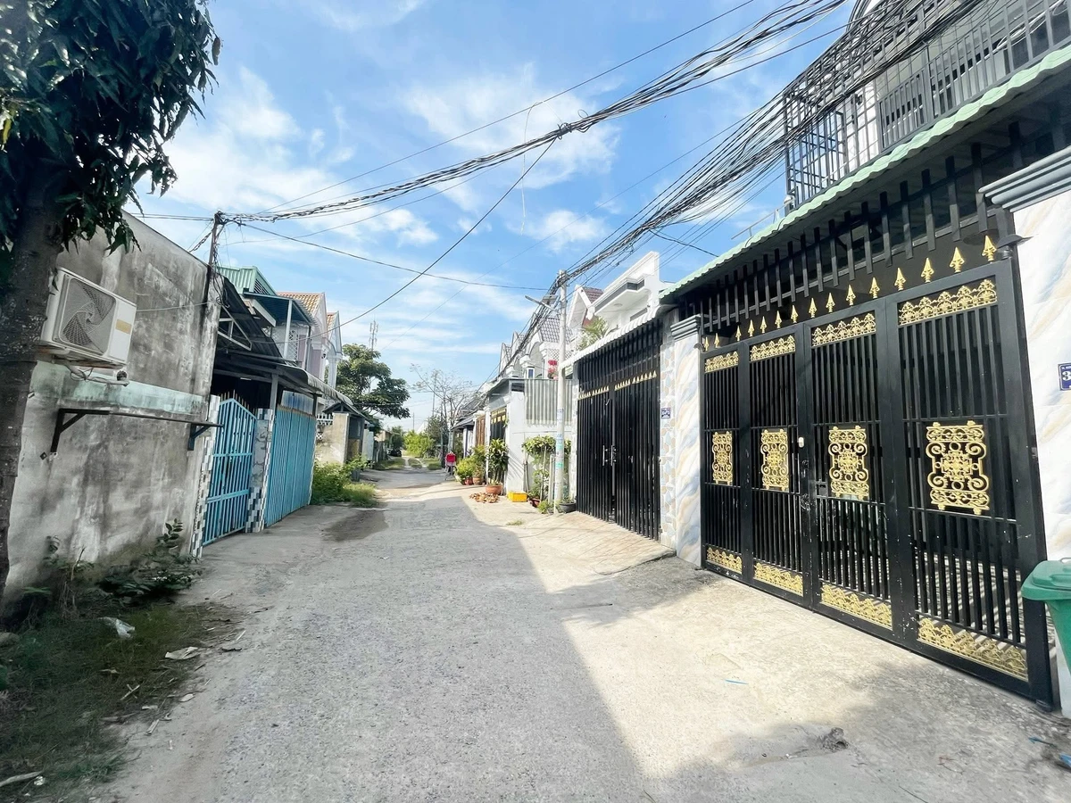 Bán nhà lầu 4x23m, 4 phòng ngủ, giá 2,1 tỷ tại Đức Hòa, Long An - Ảnh 1