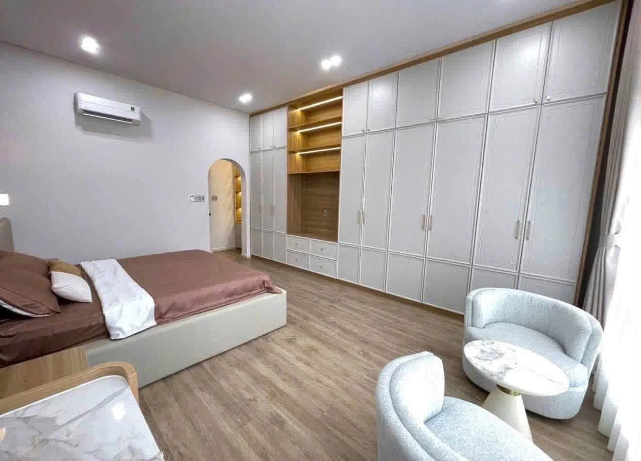 Bán nhà phố 4PN, 256m2 mặt tiền Xuân Diệu, trung tâm - Ảnh 1