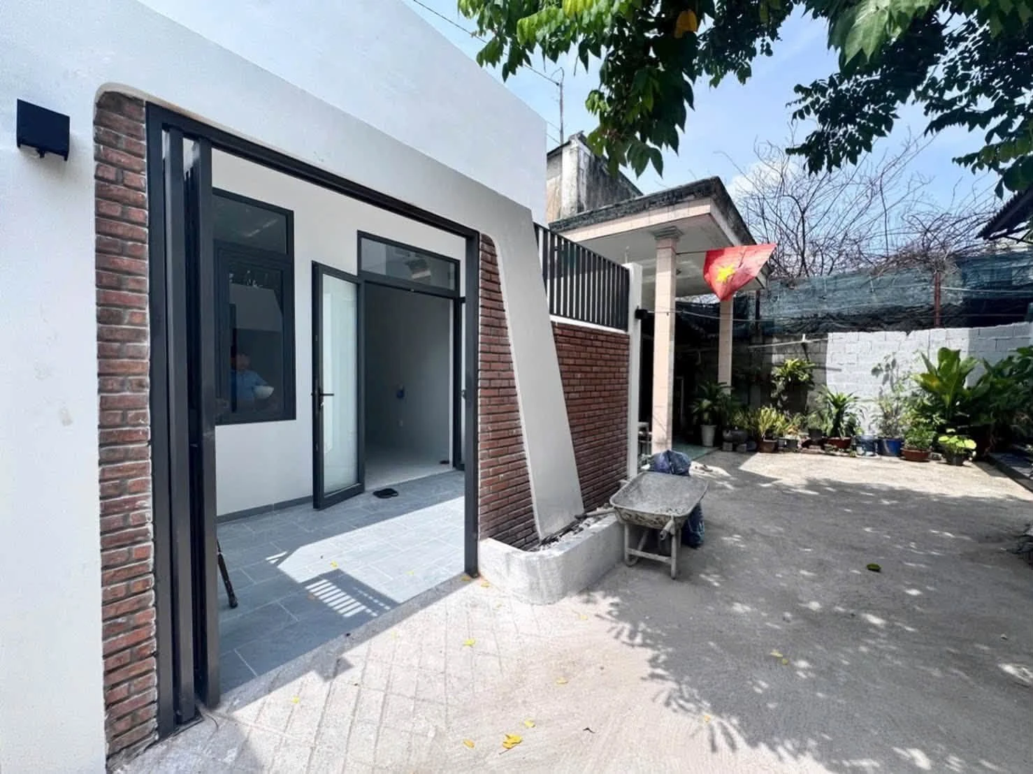 Bán nhà cấp 4 82m2 ngang 5,6m cách mặt tiền Lê Văn Việt 50m, Thủ Đức, giá 4,6 tỷ - Ảnh 1
