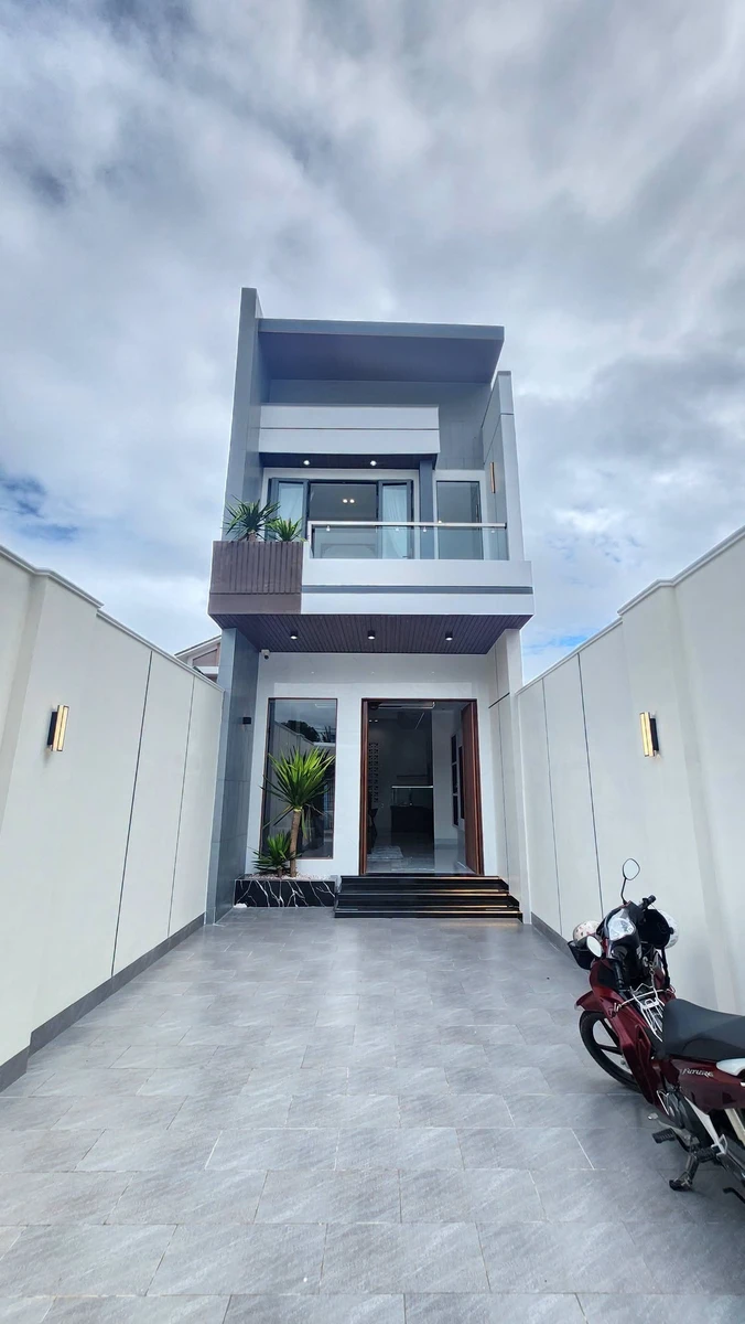 Bán nhà lầu 3PN/3WC 170m² Nguyễn Văn Linh, Thủ Đức - Ảnh 1